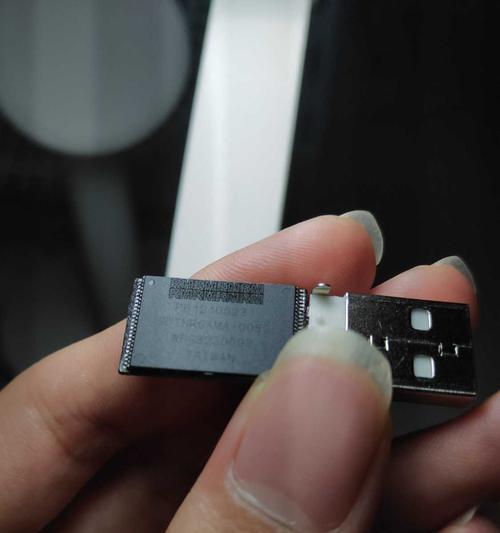教你使用U盘开卡工具轻松开启新卡（一步步教你使用U盘开卡工具开启手机新卡）