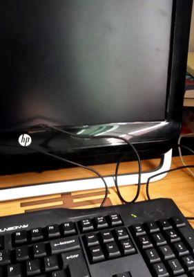 电脑黑屏电源键亮着的处理方法（解决电脑黑屏现象）