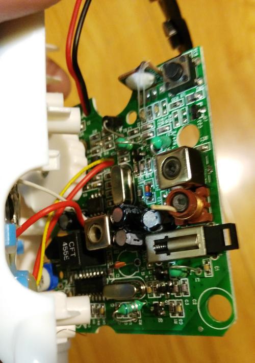 U盘写保护开关的原理及作用（解析U盘写保护开关的工作原理与使用方法）