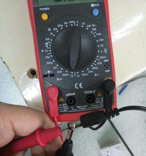 笔记本电脑的标准电压是多少？使用时应注意什么？