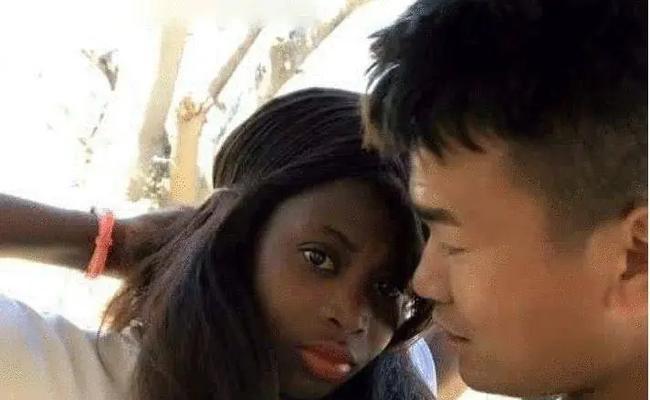 女生为何拍照时还要带个包？这背后有何原因？