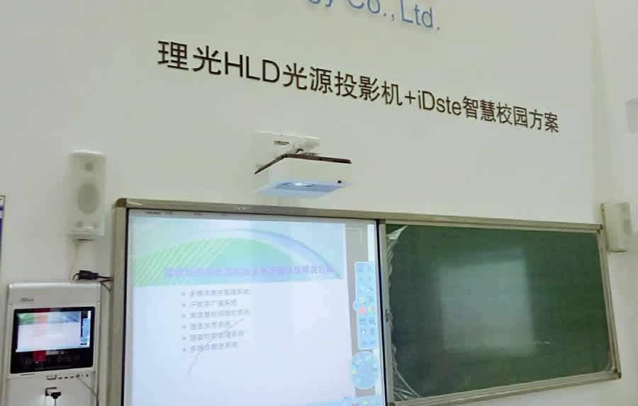 学校投影仪的正确使用方法是什么？