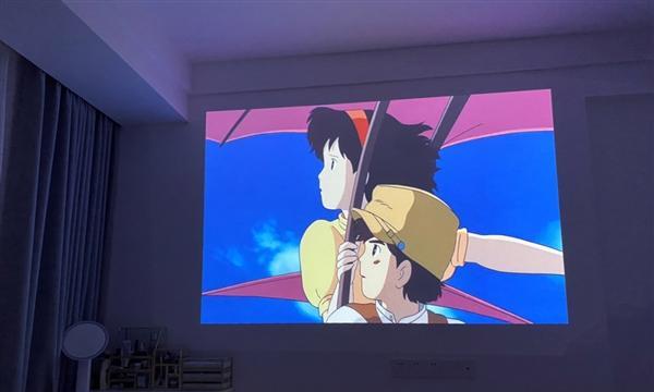 在卧室使用投影仪观看时为何会感到头晕？