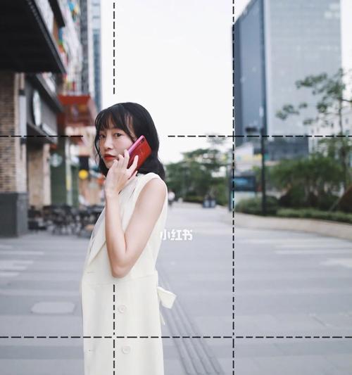 如何在拍照时举起手机屏幕？