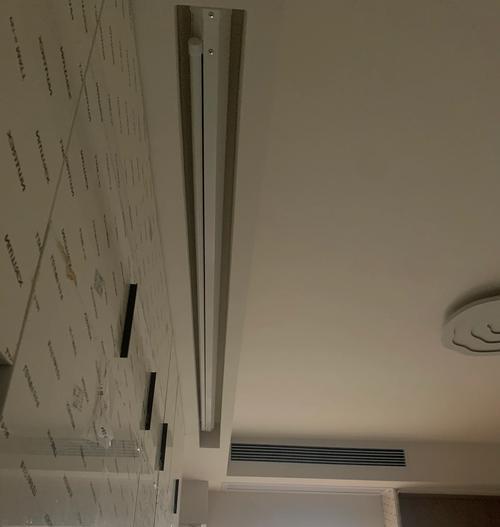 投影仪壁挂幕布怎么装视频？安装过程中有哪些注意事项？