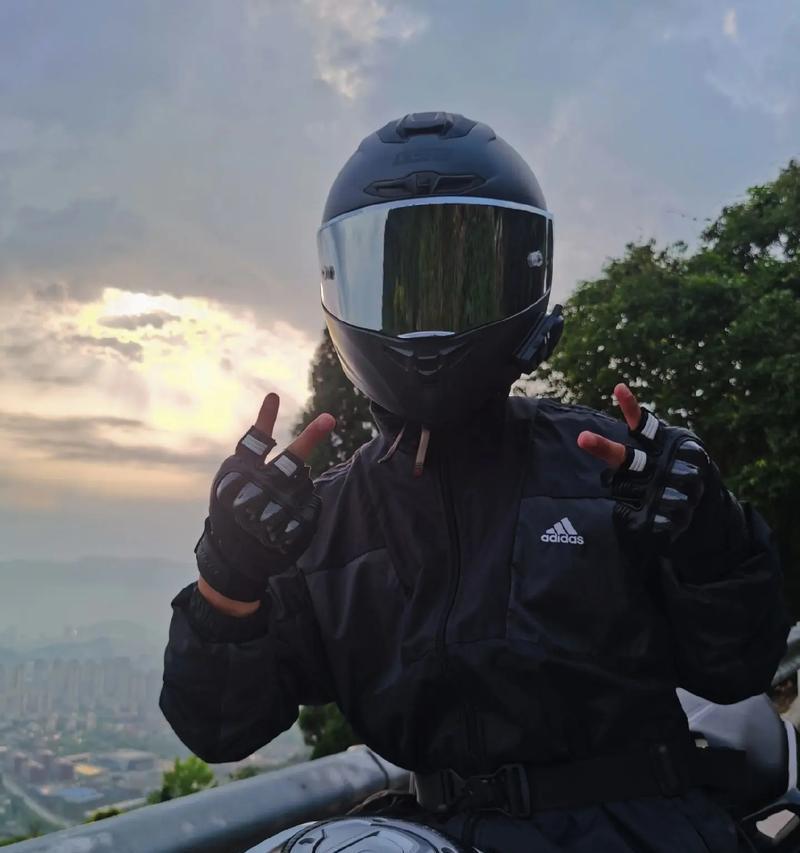 骑摩托车时如何使用手机拍照？有哪些技巧？
