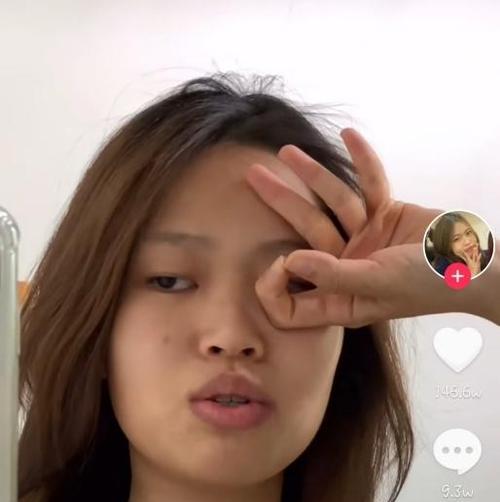 如何正确拿手机进行反手背景拍照？