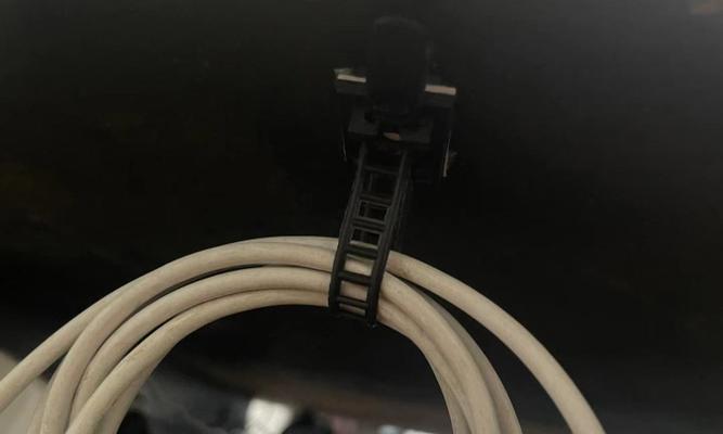 电脑桌线如何正确拉出的图解说明？