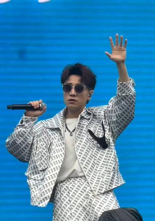 使用低音炮唱歌的知名博主是谁？