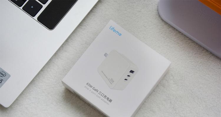 出门时携带充电器的最佳方式是什么？如何选择合适的充电器和配件？