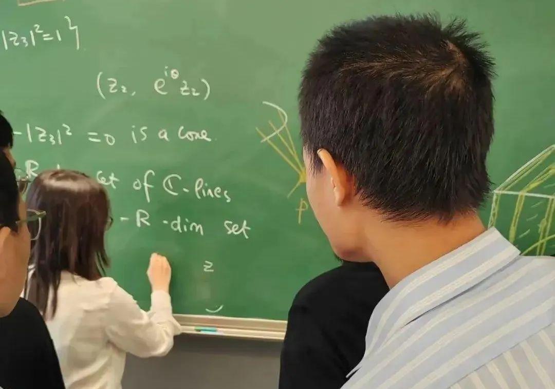 韦东奕与广西姑娘王虹首次同框：比“谁更厉害”更重要的，是中国数学的“双向奔赴”