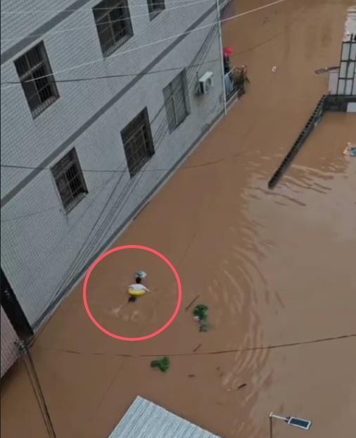 中考赶上暴雨，湖南龙山县一学生游泳出行，少量考生迟到，将启用备用卷