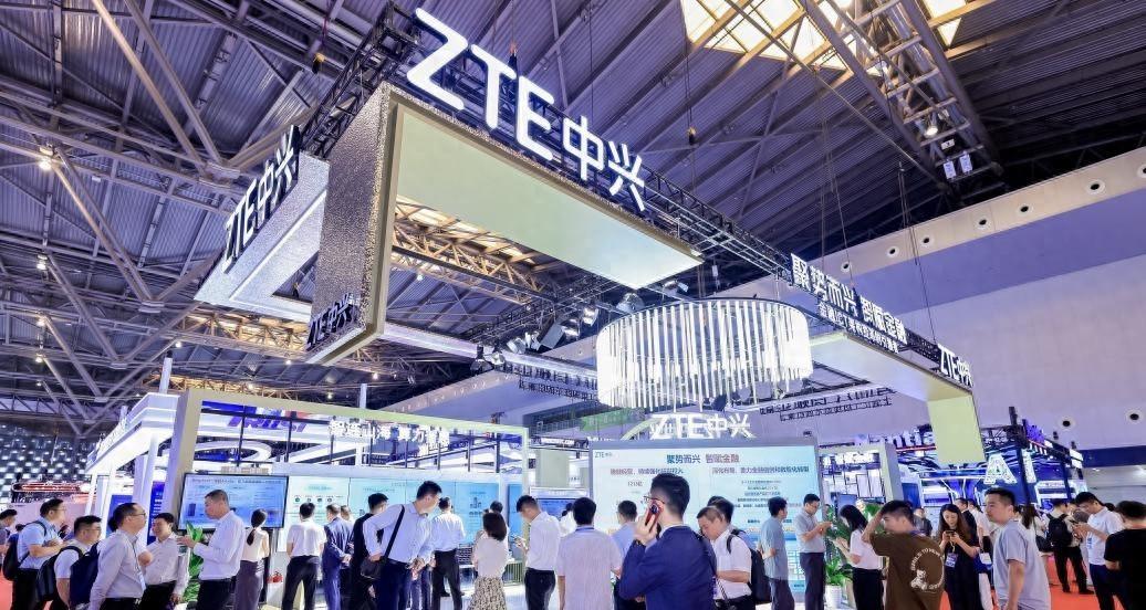 2025中国国际金融展在上海世博展览馆启幕，中兴通讯以“聚势而兴 智赋金融