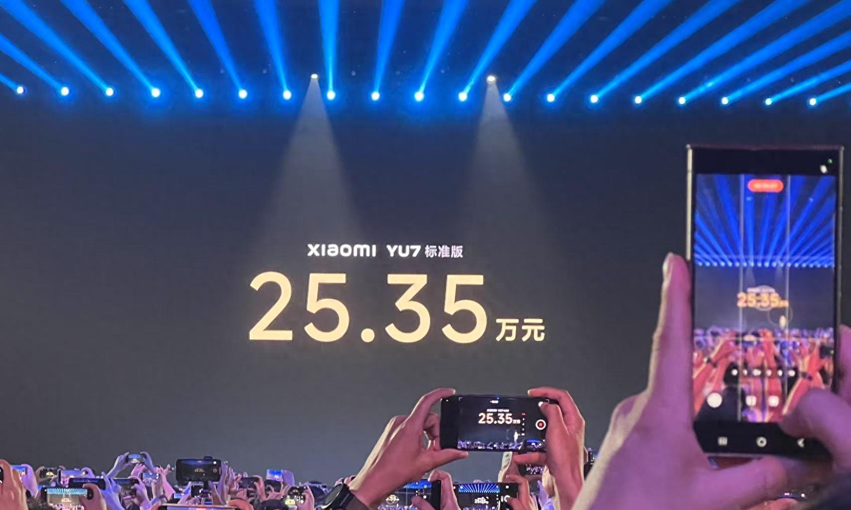 3分钟破20万单！只比SU7贵3万，售价25.35万元起的小米YU7谁在买
