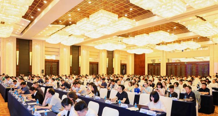 扬州毛绒玩具 AI 火花创新峰会，共探玩具产业智变新升级