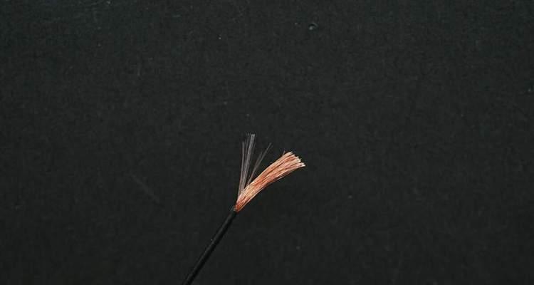 桌面侧边数据线的拆卸方法是什么？