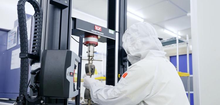 央视镜头下的中国智造样本：荣耀L4级智能工厂的“精度”与“速度”