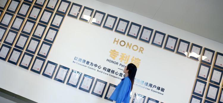 央视镜头下的中国智造样本：荣耀L4级智能工厂的“精度”与“速度”