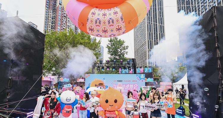 淘宝·中国宝贝非遗游园会走进成都，蜀锦等非遗技艺引围观热潮