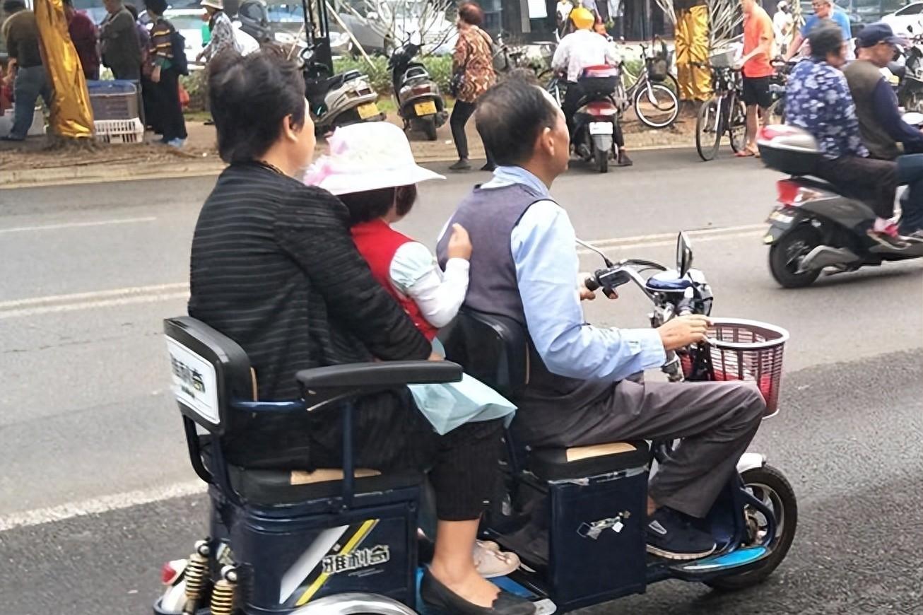 70岁也能骑摩托车！2025年起，全国实施5大新规，老年人的新福利