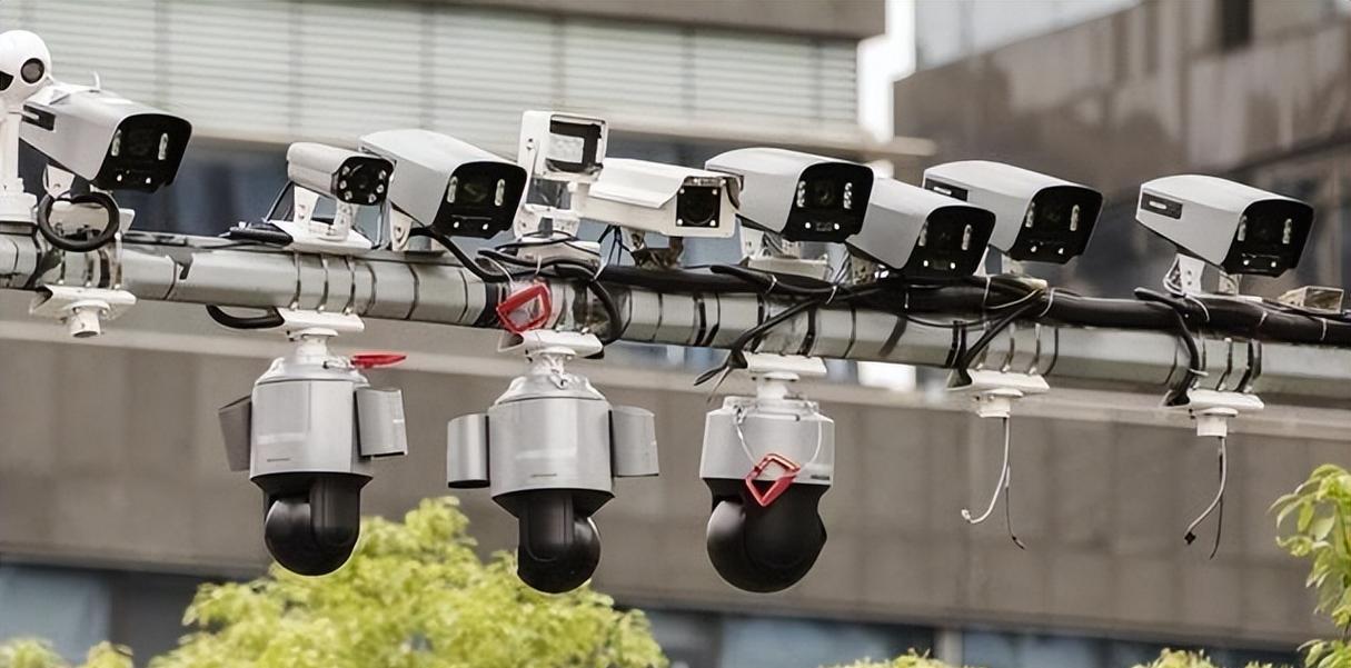 俄军头顶的摄像头有何用途？这种摄像头技术特点是什么？